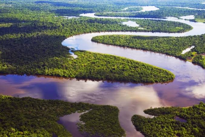 Bajos niveles del río Amazonas elevan riesgos para la navegación durante la temporada seca