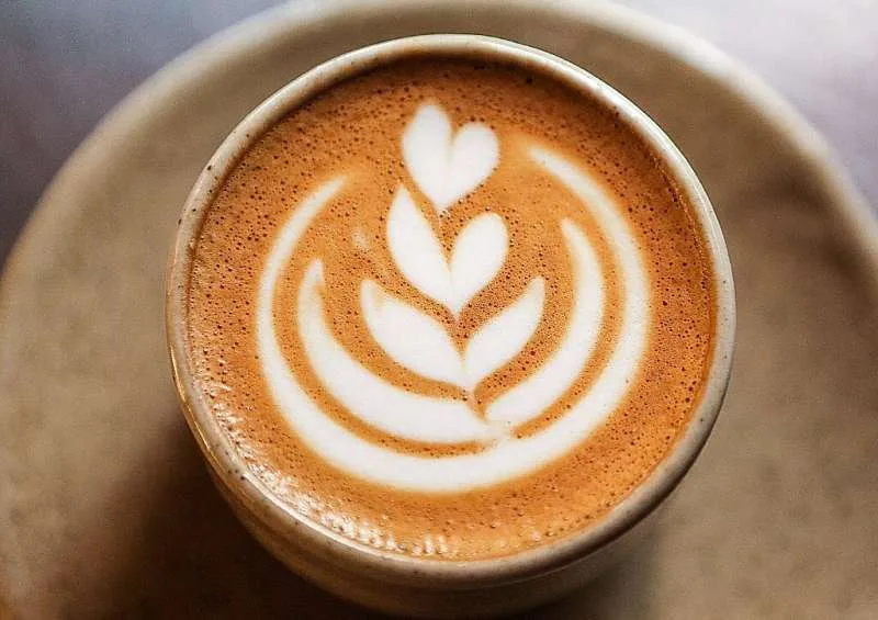 El auge del café de especialidad eleva la demanda de baristas, un perfil que escasea