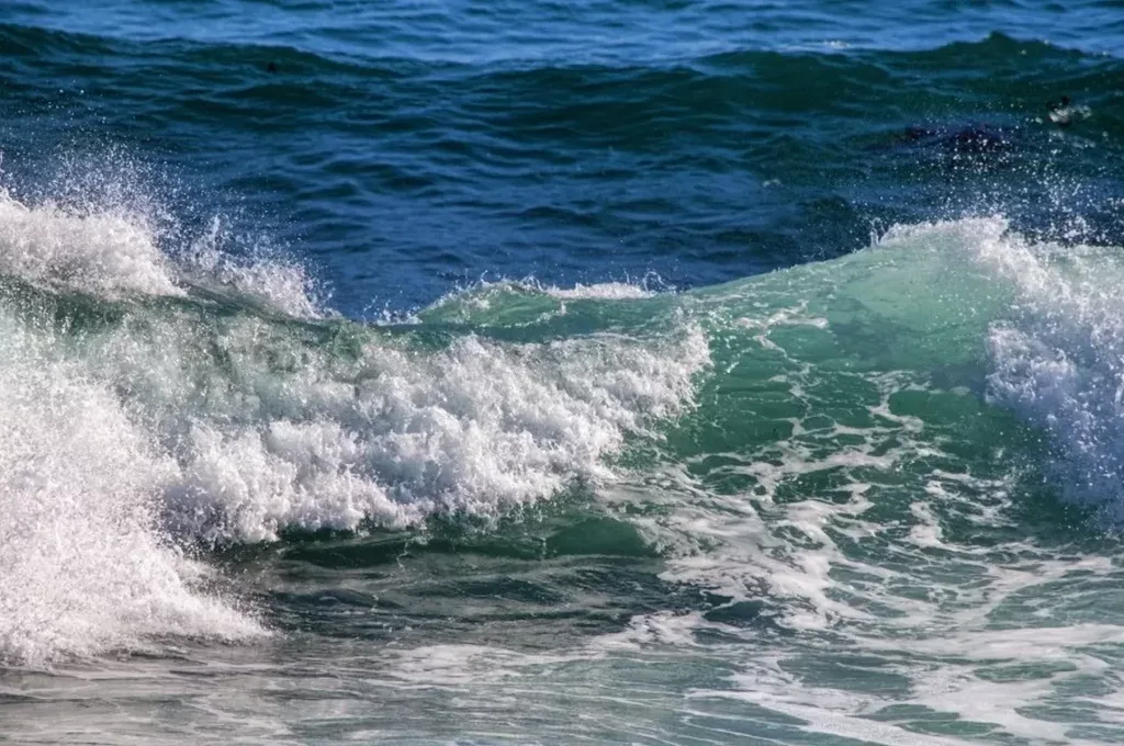 Oleaje y aguaje agitarán el mar en Ecuador desde el 10 de julio: autoridades piden precaución,