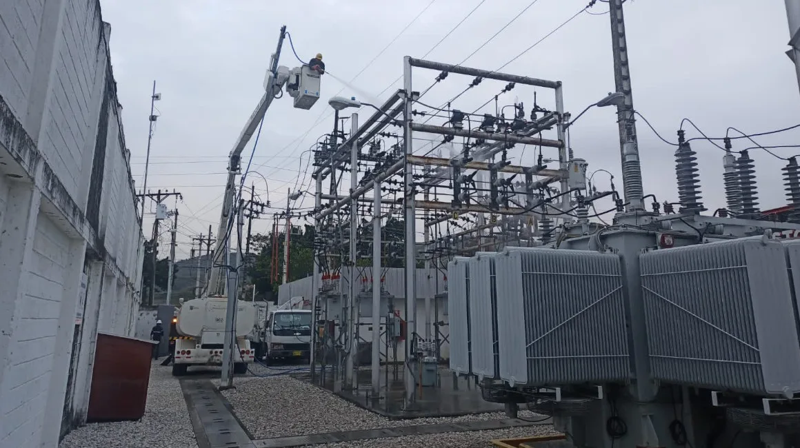 Ecuador suscribe acuerdos de cooperación con CAF para energía, aviación y banano