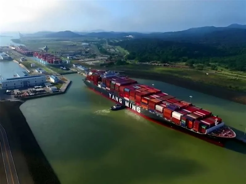 Internacional: Líneas navieras seguirán sumando recargos a medida que comienzan a evitar el tránsito por el Canal de Panamá