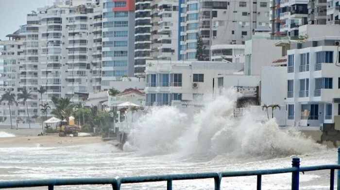 ECUADOR: Oleaje del Suroeste genera mar muy agitado en la costa ecuatoriana