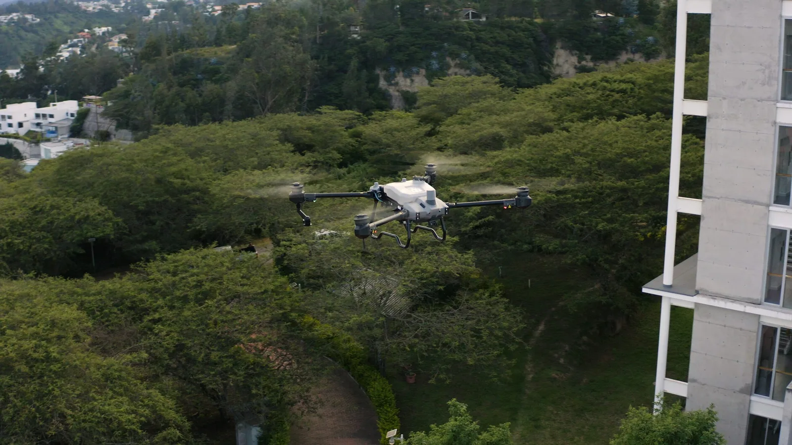 La PUCE revoluciona la reforestación en Ecuador con el lanzamiento del primer Drone Forestal del país