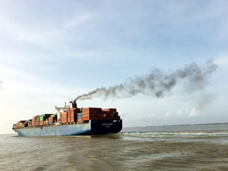 INTERNACIONAL: Aumenta presión internacional para imponer una tasa a las emisiones de CO2 al sector marítimo mundial