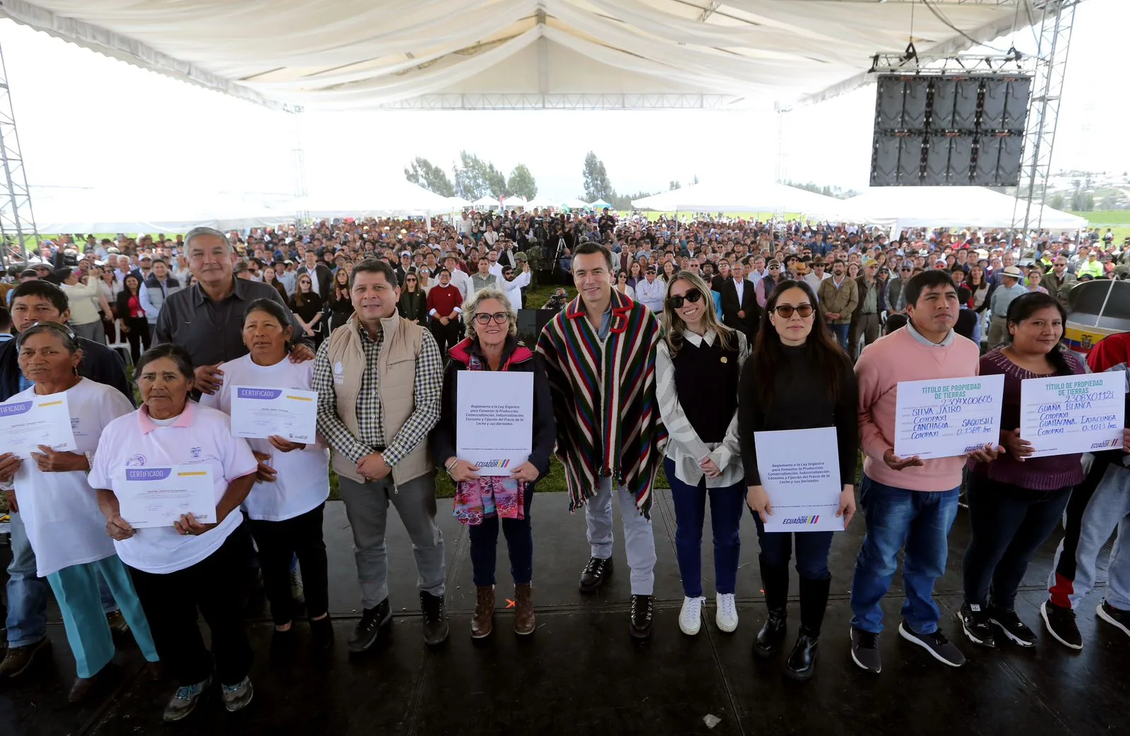 Presidente Daniel Noboa y Ministro de Agricultura entregan Reglamento a Ley de la Leche y títulos de tierras en Cotopaxi