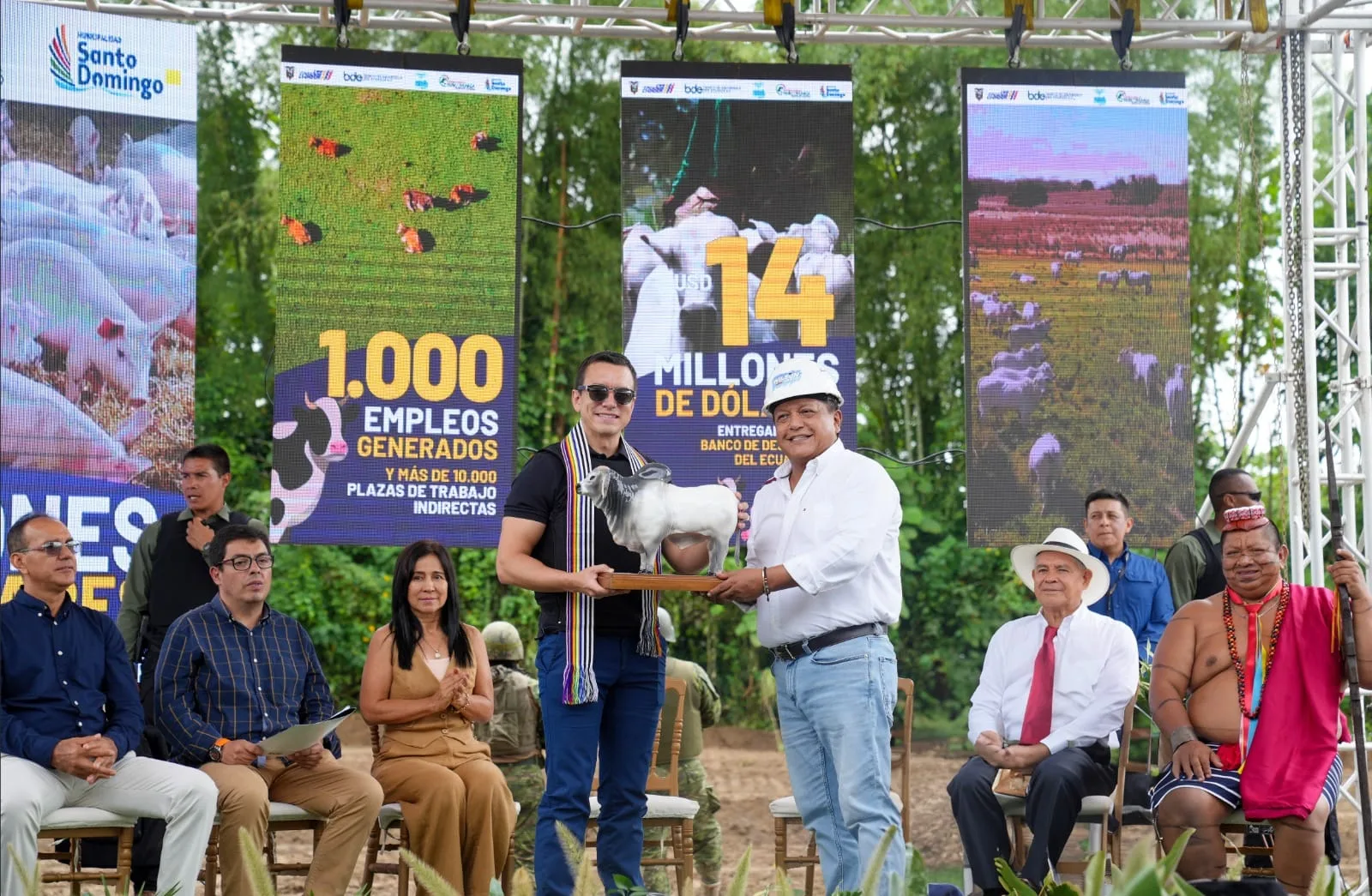 Presidente Noboa coloca la primera piedra para la construcción de centro de faenamiento en Santo Domingo