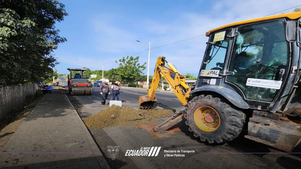 MTOP reanuda trabajos de mantenimiento en vía Rocafuerte – Tosagua para mejorar infraestructura vial en Manabí