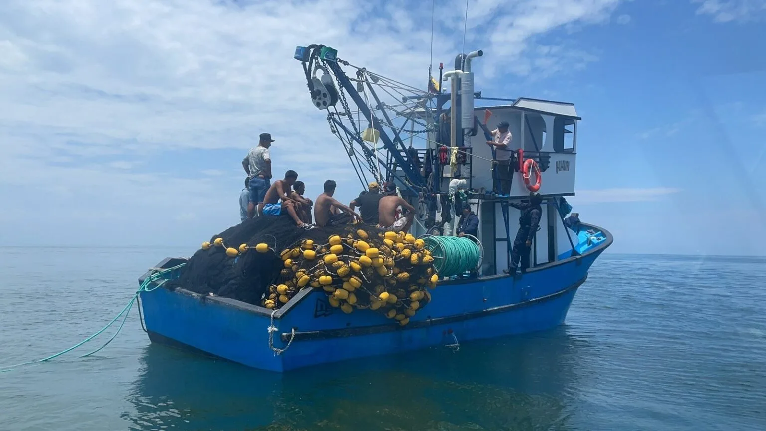 Autoridades ecuatorianas intensifican acciones para combatir la pesca ilegal en aguas costeras