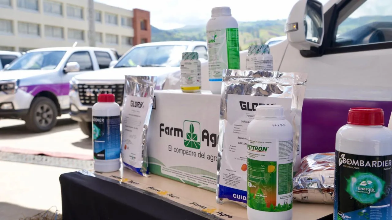 Presidente Noboa y Ministro Palacios entregan vehículos y beneficios a agricultores en Cotopaxi