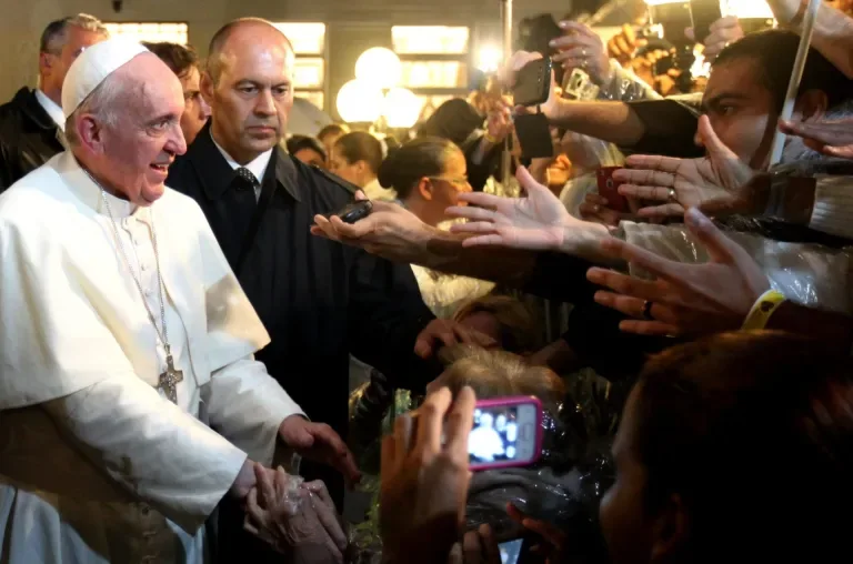 El papa: "Con la comida que se tira se podría alimentar a todo el mundo"