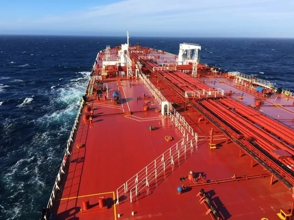 Precios del petróleo bajo presión: inestabilidad global impacta producción, comercio y transporte marítimo