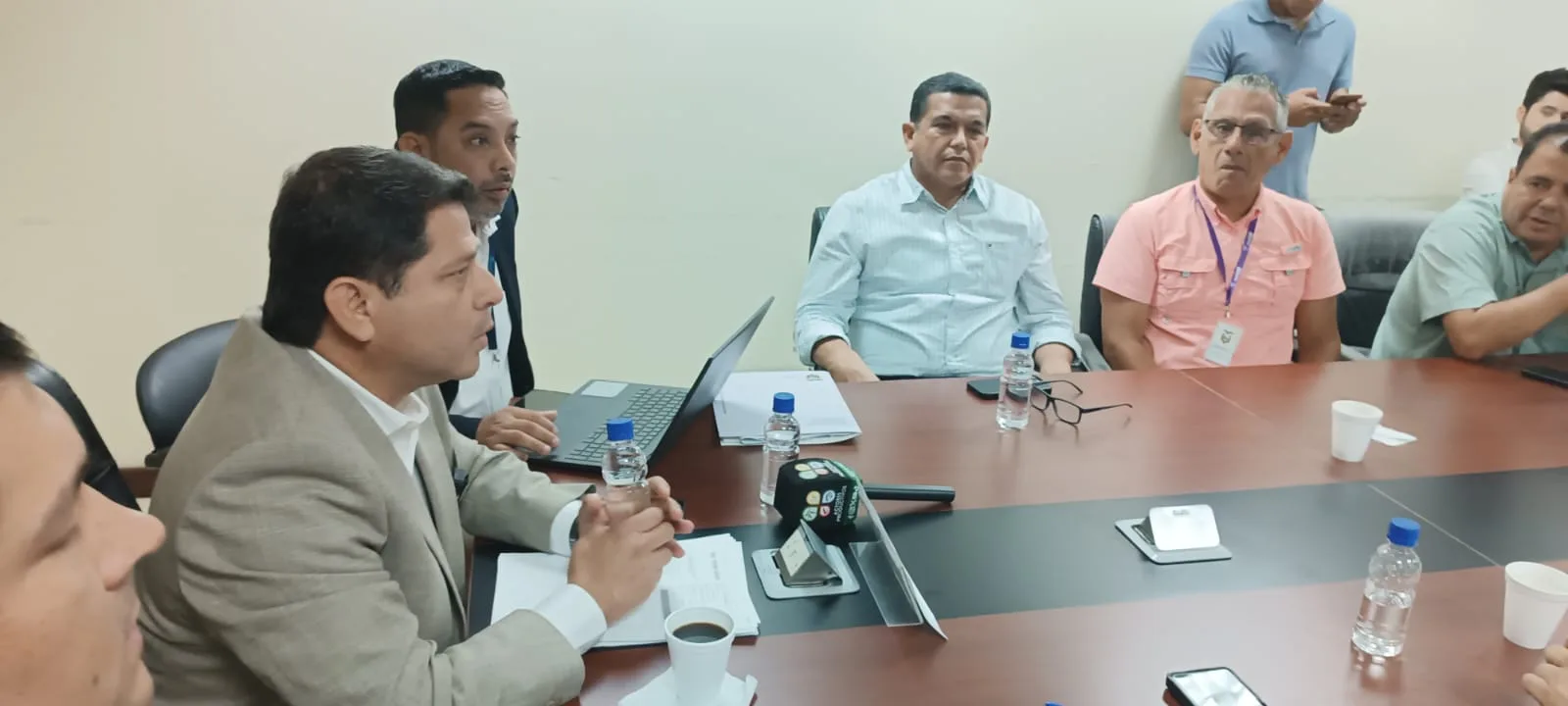 ECUADOR: Palacios aclara polémica sobre importación de maíz y precios en rueda de prensa