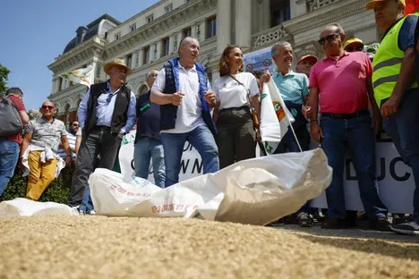 Cientos de agricultores exigen en Madrid respuestas ante la crisis de precios del cereal