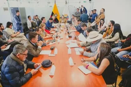 ECUADOR: Productores exigen precios justos para la leche en debate legislativo