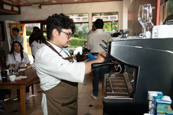 ECUADOR: Programa integral capacita a jóvenes en café de especialidad y cocina profesional