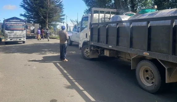 ECUADOR: Autoridades decomisan 830 litros de leche en operativo de control en Cañar
