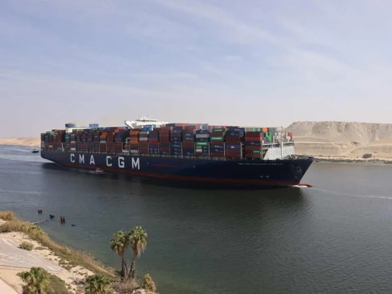 Tránsitos de portacontenedores retornan gradualmente al Canal de Suez